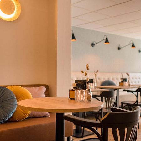 Hotel-Restaurant De Walvisvaarder Hollum  Esterno foto